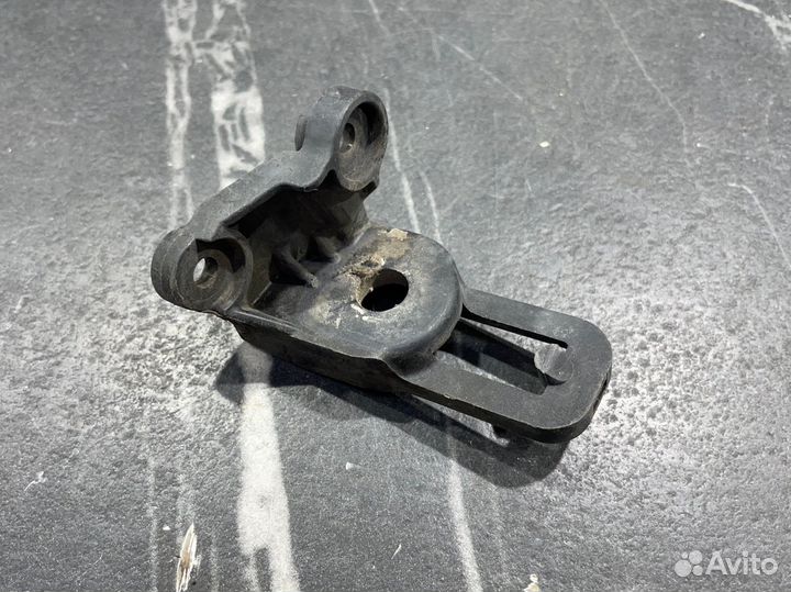 Крепление левой фары Lexus LX570 (2012-2015)