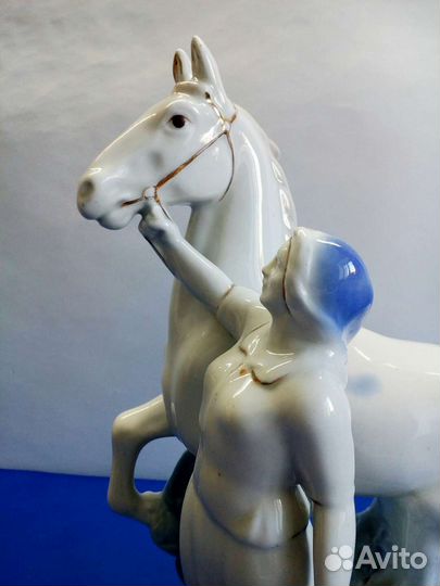 Фарфоровая статуэтка Конезаводчица Гжель