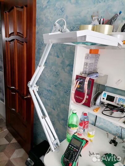 Лампа лупа на струбцине