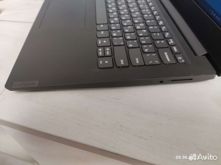 Ноутбук Lenovo v14-ADA