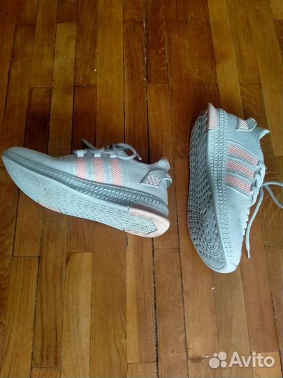 Кроссовки женские