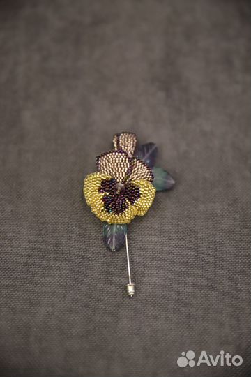 Ожерелье, броши, браслеты