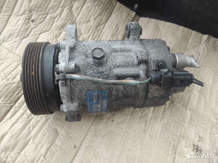 Компрессор кондиционера Фольксваген Гольф 4 1.4i 1