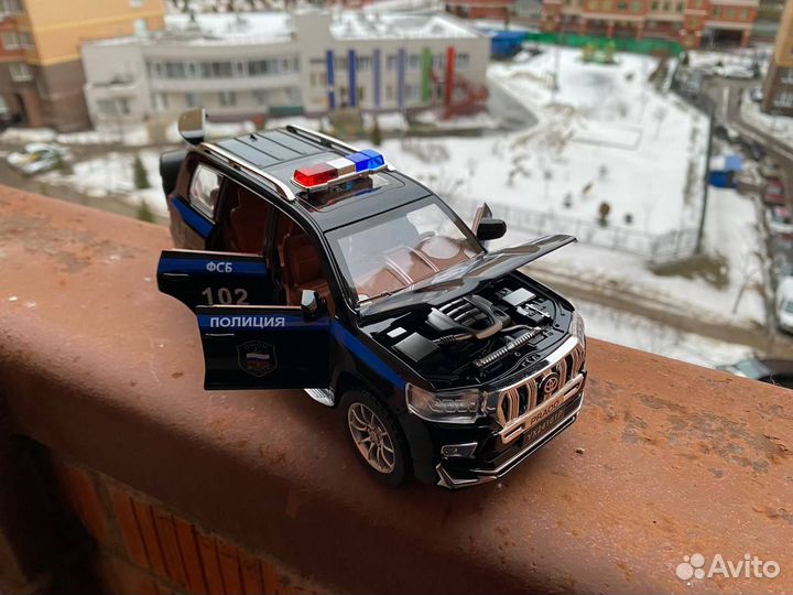 Модель металлическая Toyota Land Cruiser Prado фсб