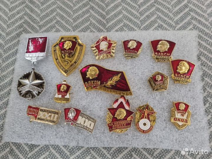 Значки ВЛКСМ и пионерии