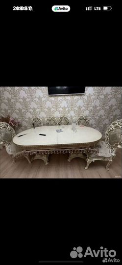 Стол и стулья