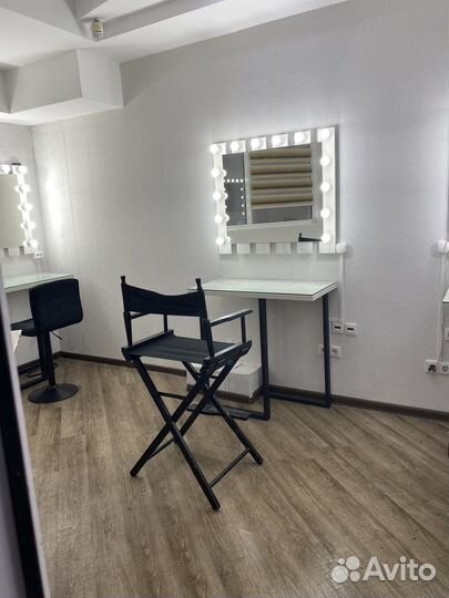 Гримерный стол с зеркалом и подсветкой