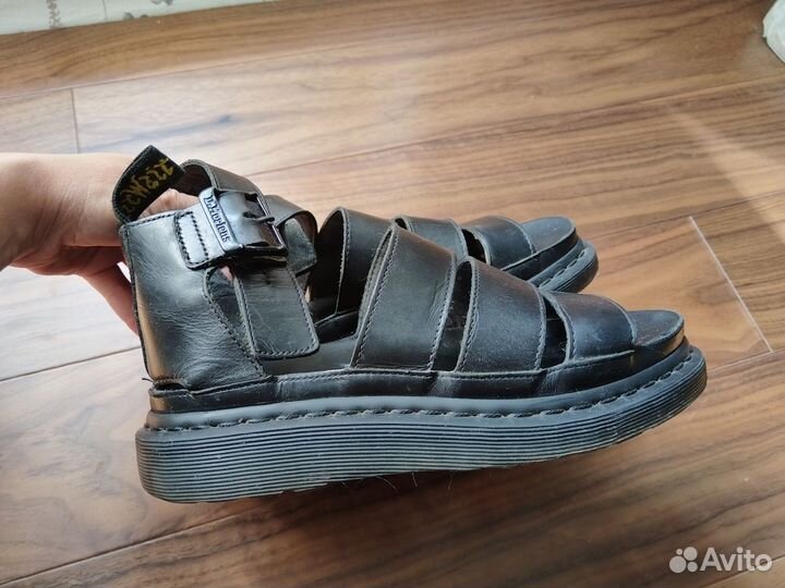 Сандалии Dr. Martens