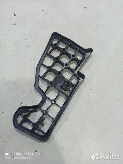 Опора напольного покрытия левая (Audi Q8)