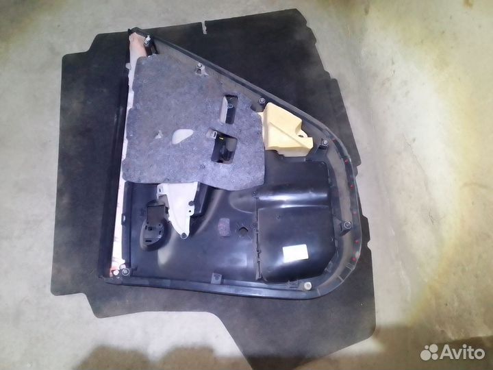 Обшивка задней левой двери Toyota Corolla E150