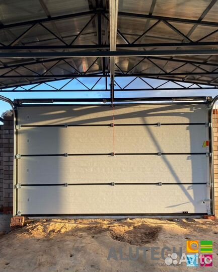Секционные ворота для гаража alutech