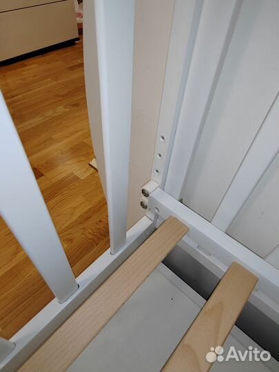 Детская кроватка с маятником