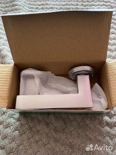 Дверная ручка и магнитный механизм