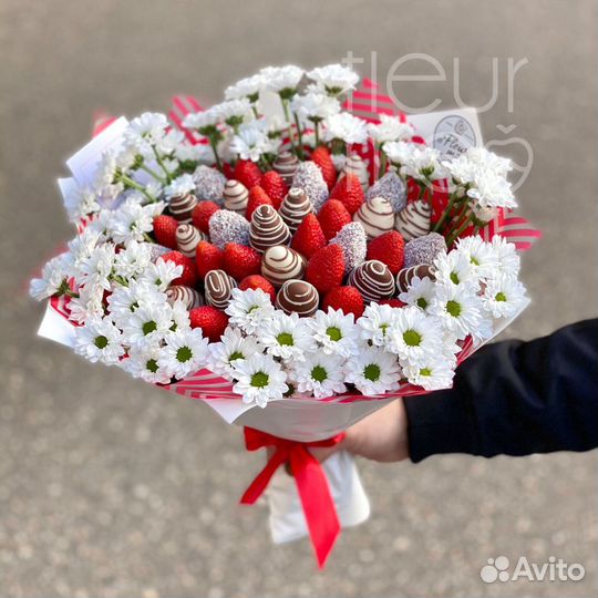 Сладкие букеты из клубники в шоколаде с цветами