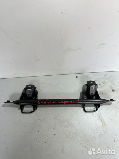 Кронштейн заднего сиденья левый Тойота Камри 50