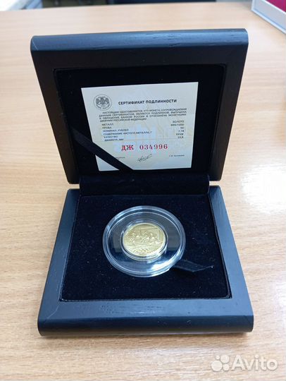 Золотые и серебряные монеты в ассортименте