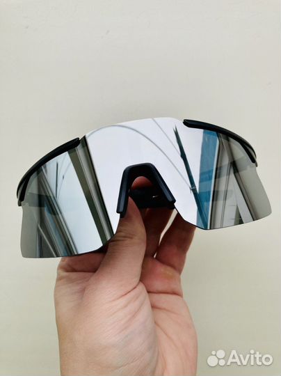 Чёрные спортивные очки с зеркальными линзами