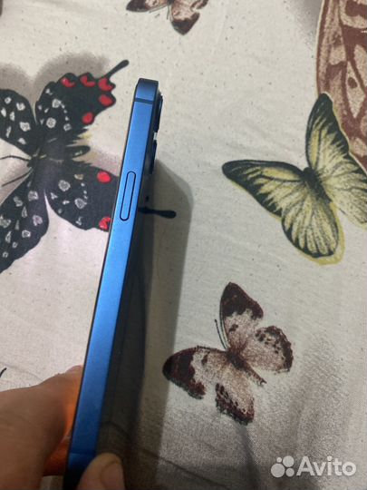 Телефон iPhone 13