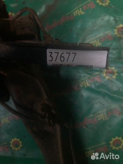 Кулак задний левый Mitsubishi Carisma седан