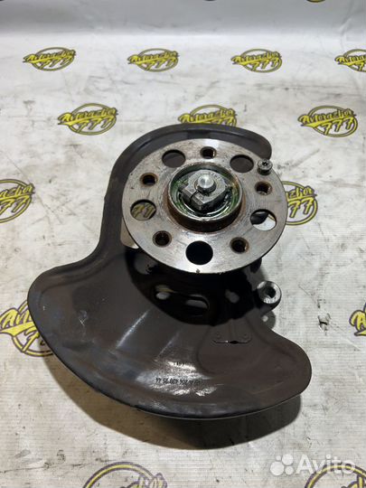 Кулак поворотный левый Mercedes W204