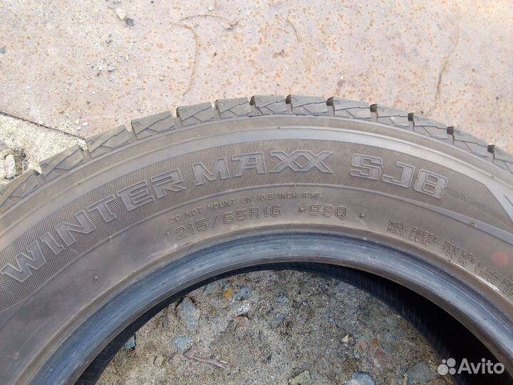 Dunlop Winter Maxx SJ8 215/65 R16 98Q