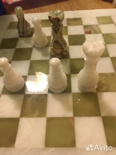 Шахматы из натурального камня, в велюровой коробке