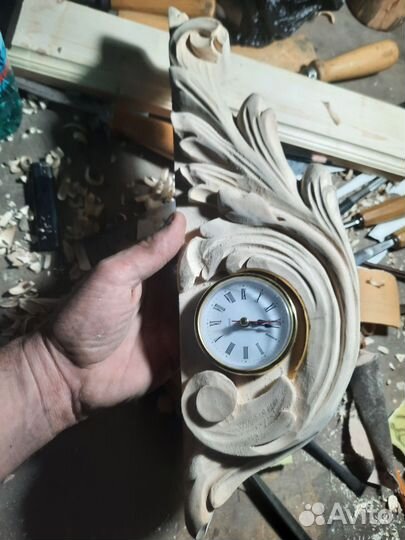 Часы настольные резные