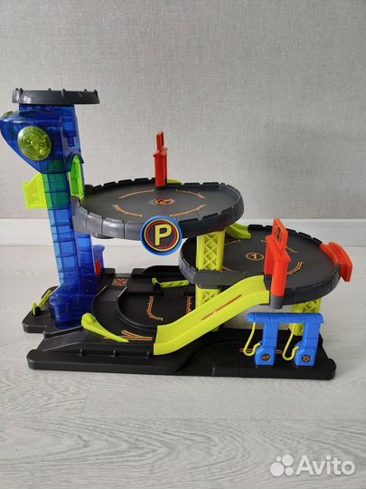 Большой гараж ELC (парковка)