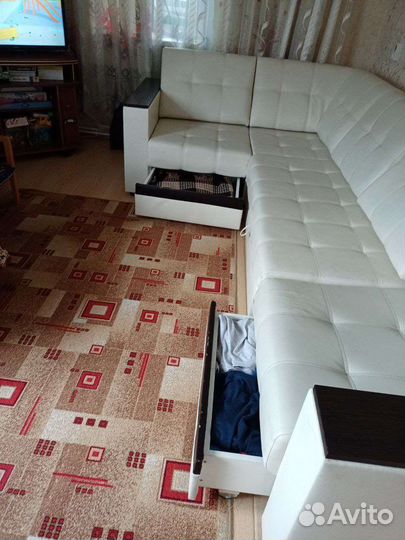 Белый кожаный диван