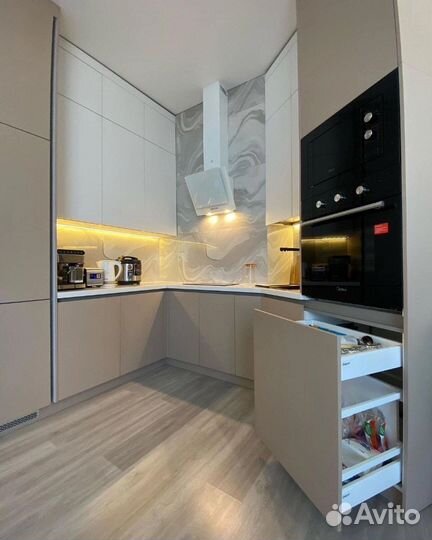 Кухня угловая до потолка с подсветкой