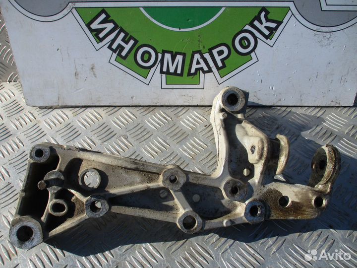 Кронштейн переднего рычага Volkswagen Caddy 3 2007