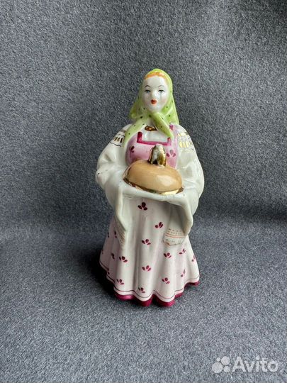 Статуэтка фарфоровая Девушка с караваем Дулево