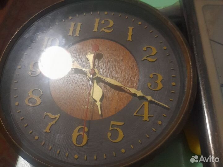 Часы,настеные,будильники и настольные под востан
