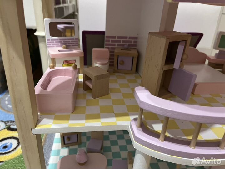 Деревянный кукольный домик