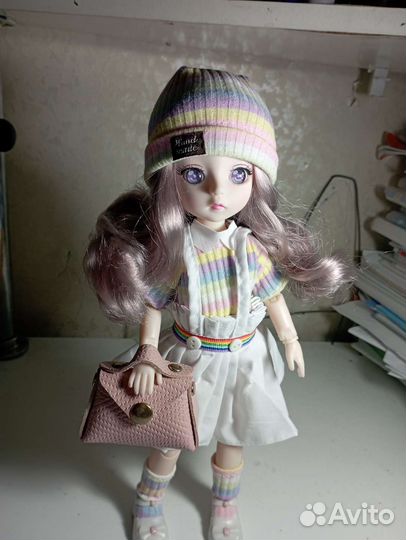 Шарнирная кукла в шапке