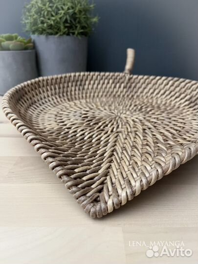 Поднос плетеный в форме листочка