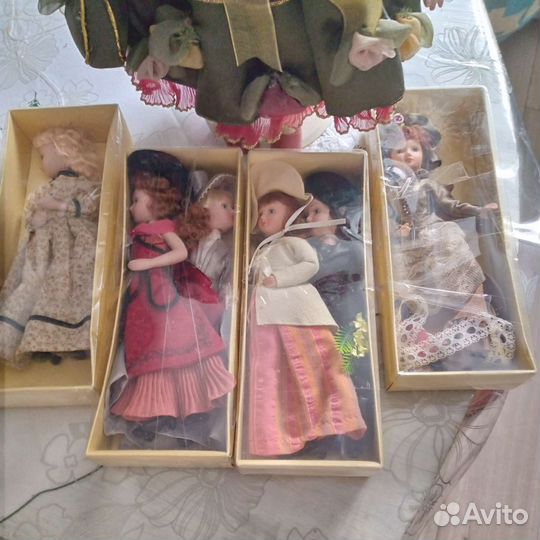 Кукла фарфоровая