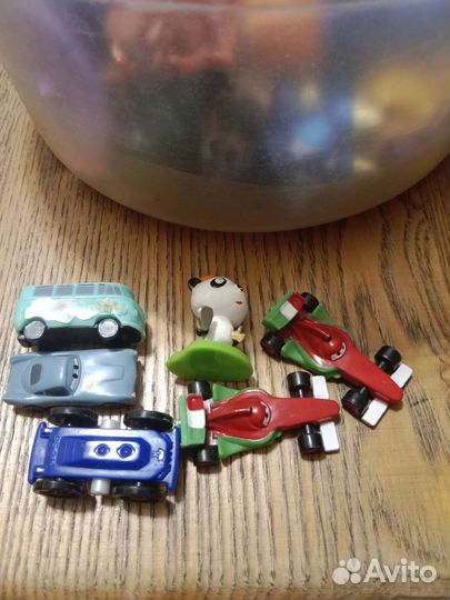 Коробка с киндер игрушками и скрепышами