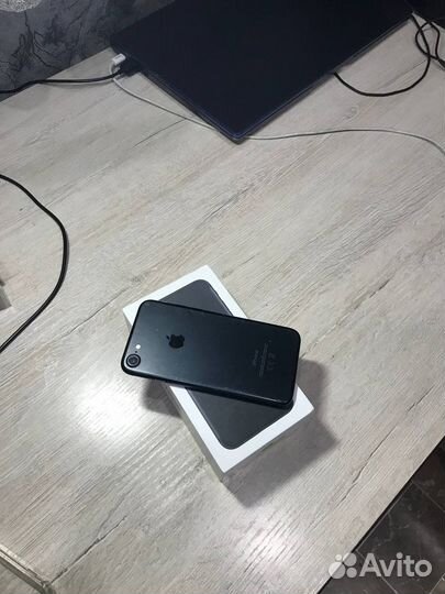 Телефон iPhone 7 отличное состояние