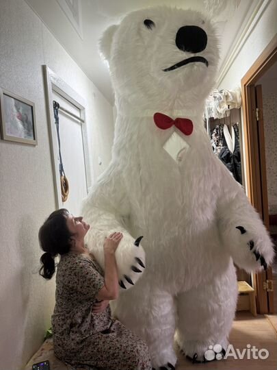 Белый мишка поздравляшка