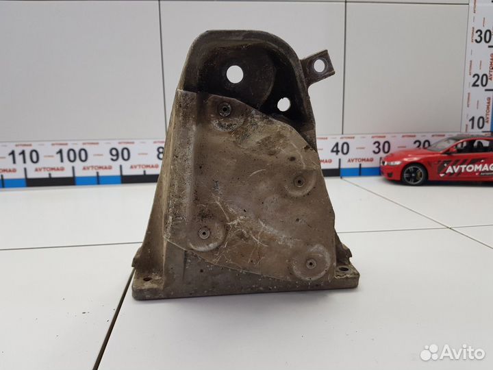 Кронштейн опоры двигателя правый (BMW 5)