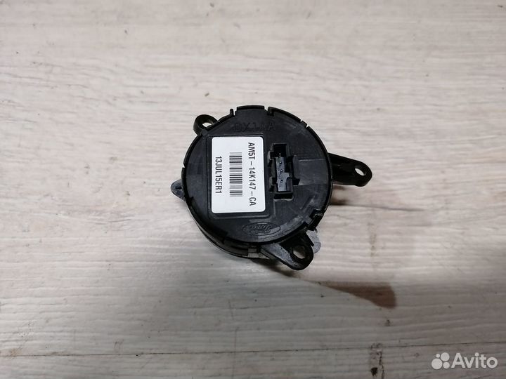 Кнопка управления магнитолой на руле Ford Kuga 2