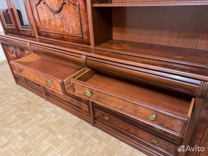 Стенка в гостиную, Испания