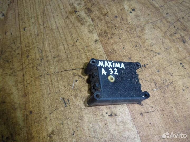 Моторчик заслонки отопителя Nissan Maxima (A32) 1