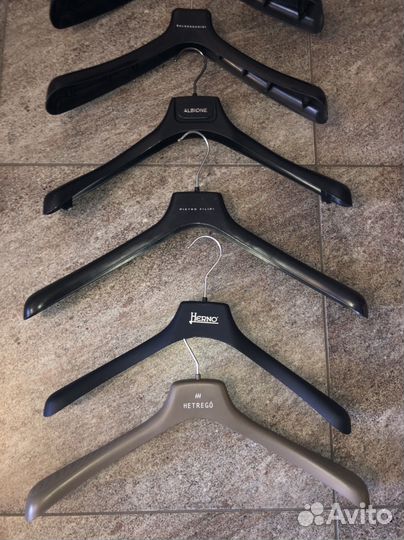 Брендовые плечики вешалки