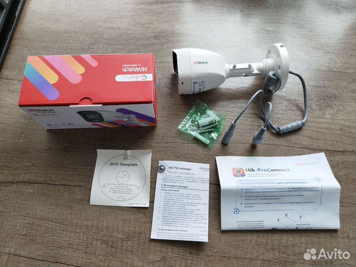 Камера видеонаблюдения цветная HiWatch DS-T200L