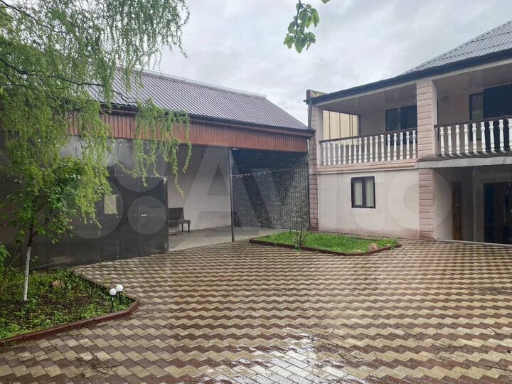 Дом 5000 м² на участке 12 сот.
