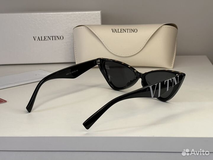 Солнцезащитные очки valentino с чехлом в коробке