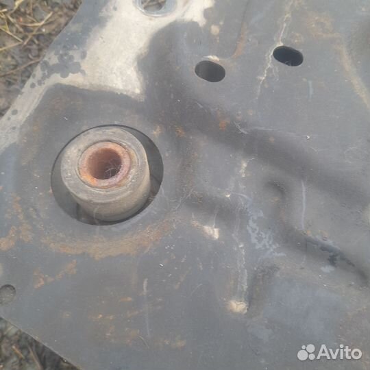 Подрамник на Nissan note