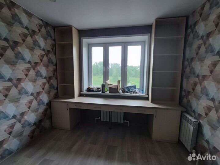 Рабочая зона у окна со шкафом. Рабочая зона